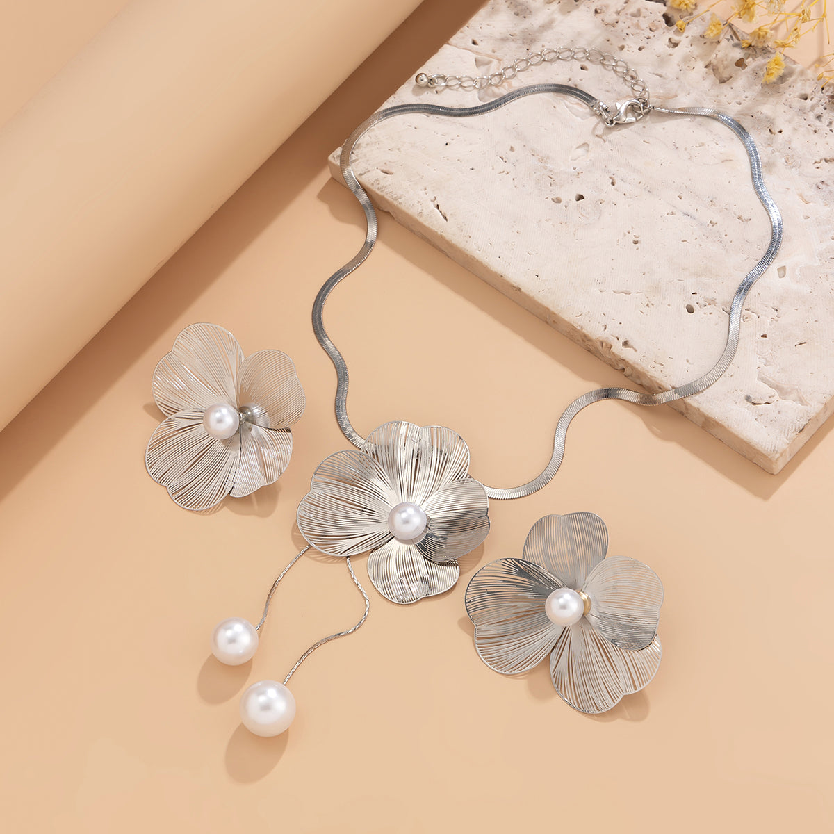 Romantic Pearl Flower Jewelry Set – Choker Necklace & Stud Earrings